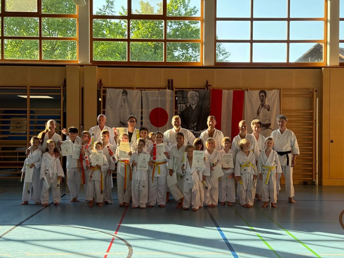 Die Gruppe von Karate Bregenz in der Sporthalle Riedenburg