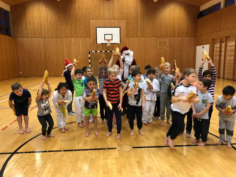 Gruppe von Kindern jubelt mit erhobenen Armen