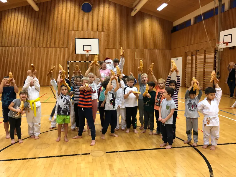 Gruppe von Kindern jubelt in der Turnhalle