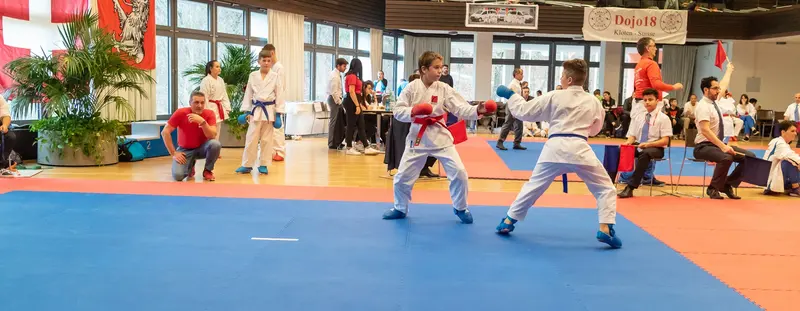 Zwei Jugendliche im Kumite mit Kopf- und Handschutz