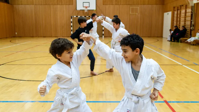 Zwei Kinder üben gemeinsam eine Technik