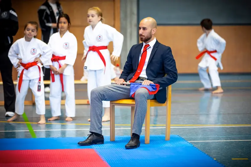 Kind führt einen Tritt in der Kata aus