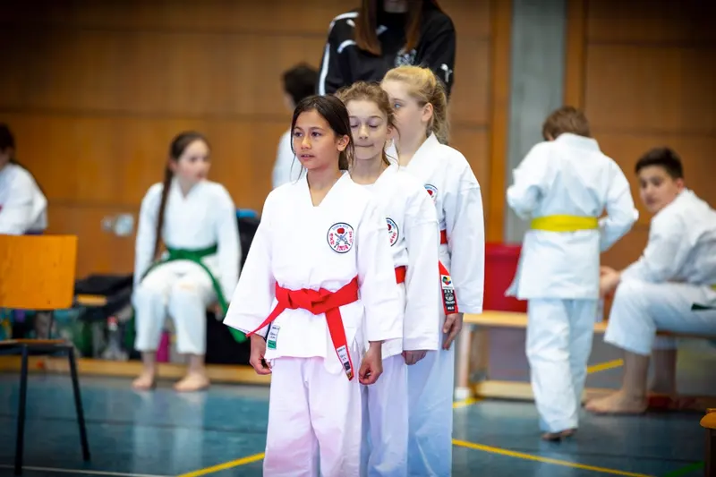 Schild mit japanischer Karate-Beschriftung neben einem Tisch