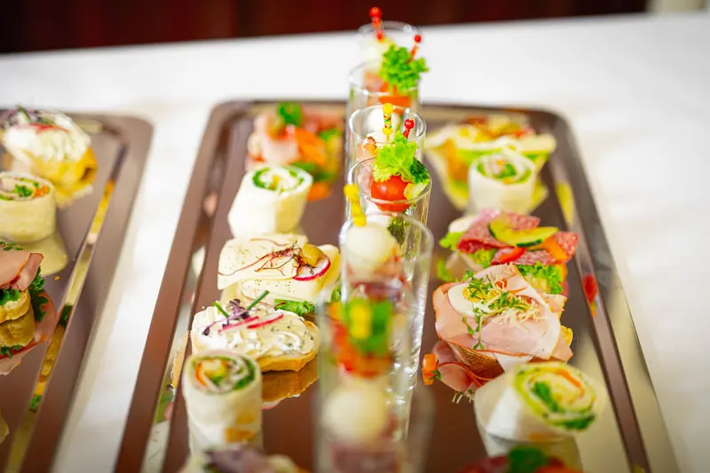 Platte mit kleinen Häppchen und Canapés für das Buffet.