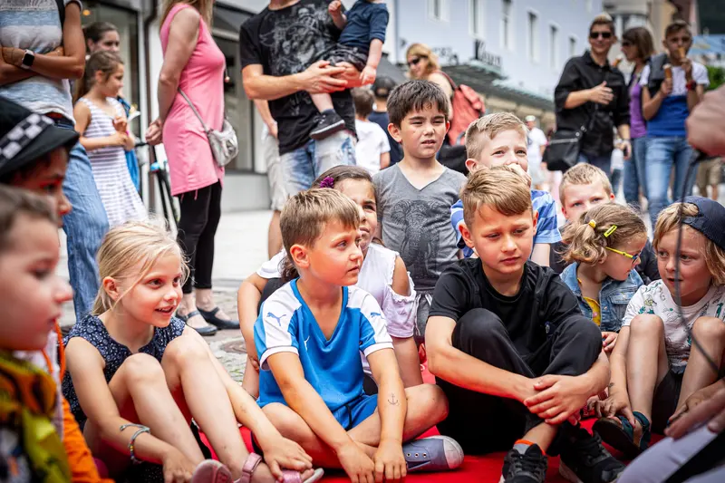 Gruppe Kinder sitzt und beobachtet eine Vorführung
