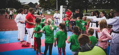 Trainer übt mit einer Gruppe von Kindern eine Technik