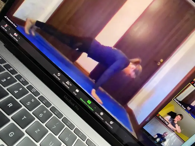 Bildschirm zeigt Trainer bei Karateübung in Videokonferenz