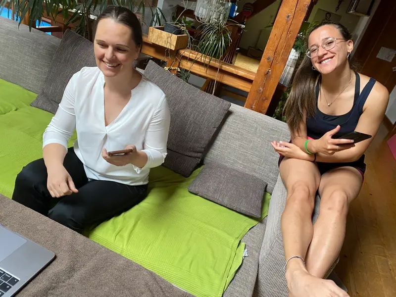 Bildschirm zeigt Trainingsvideo neben Kachelansicht der Teilnehmenden
