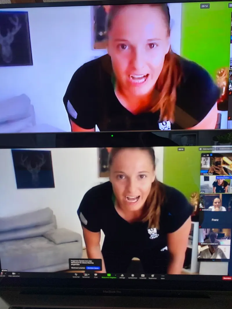 Person lächelt in die Kamera während eines Videotelefonats