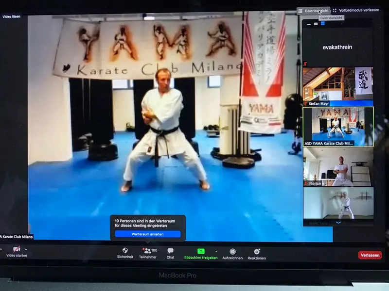 Bildschirm zeigt Trainer bei Karatetechnik in virtuellem Dojo