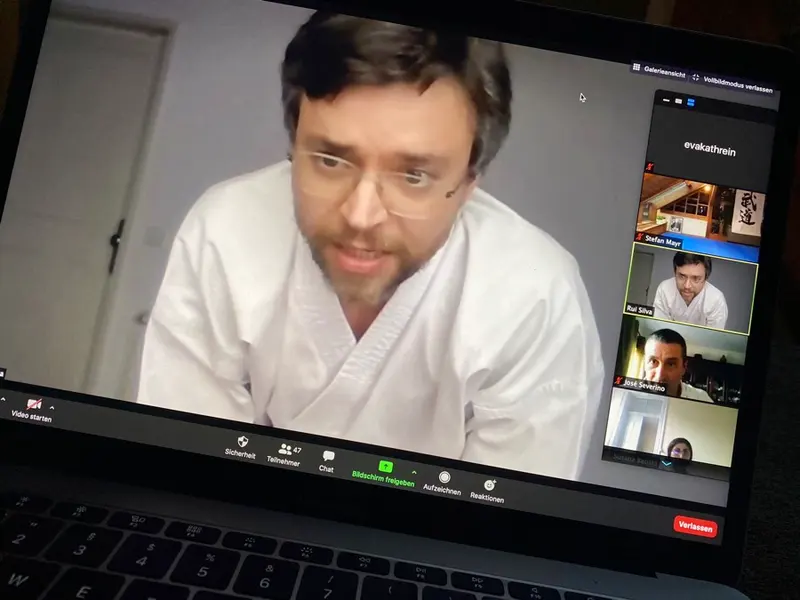 Person lächelt in die Kamera während eines Videotelefonats
