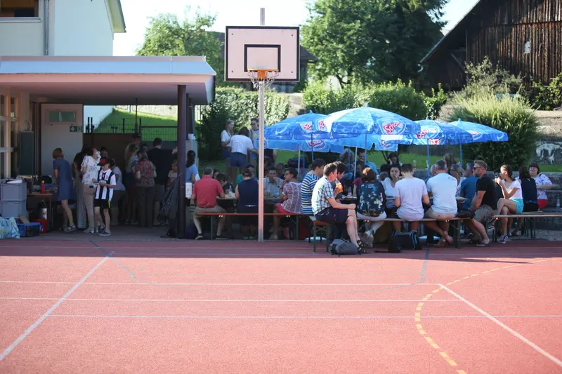 Festplatz mit Sitzbänken und Sonnenschirmen im Freien