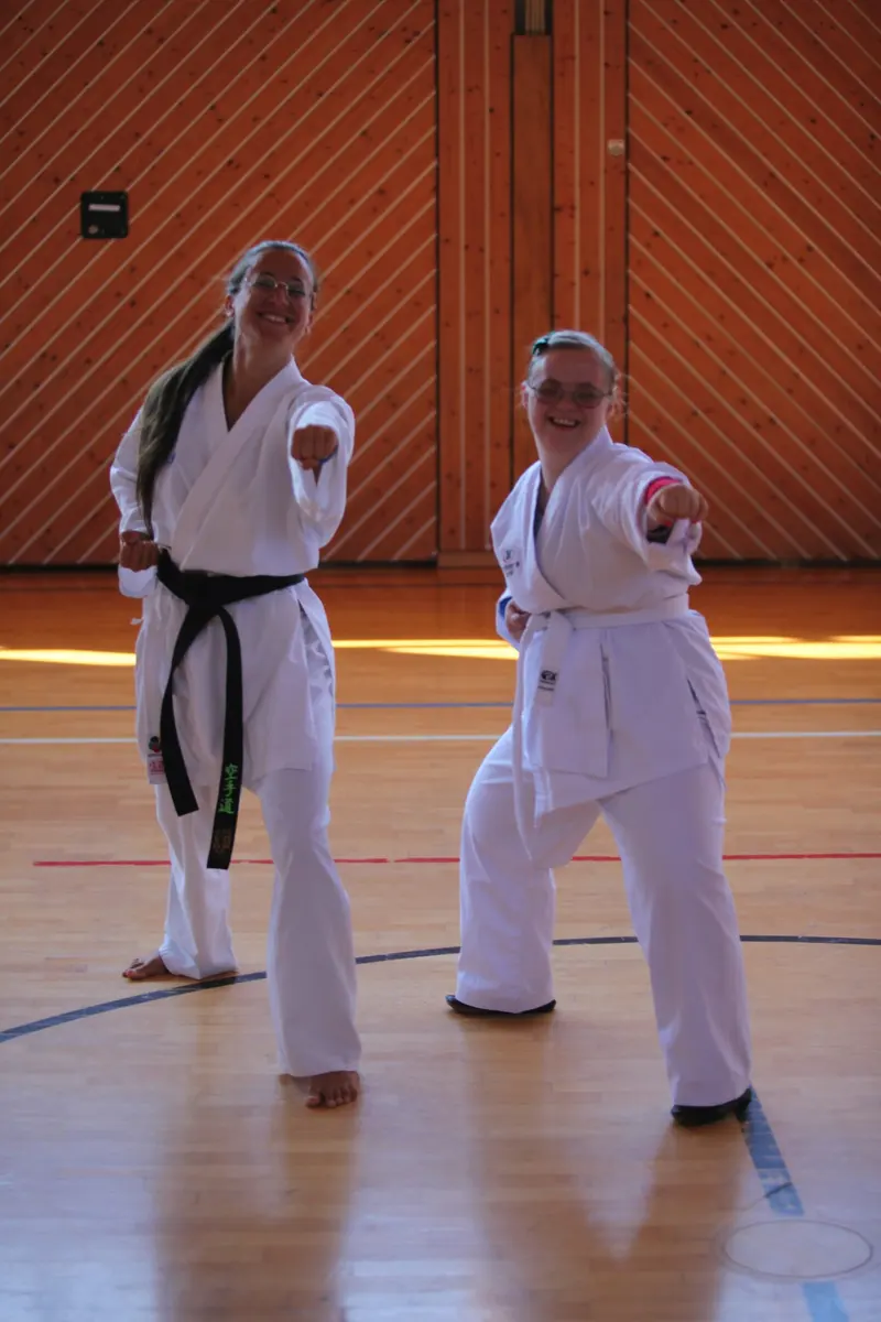 Zwei Personen im Karategi in Trainingshaltung