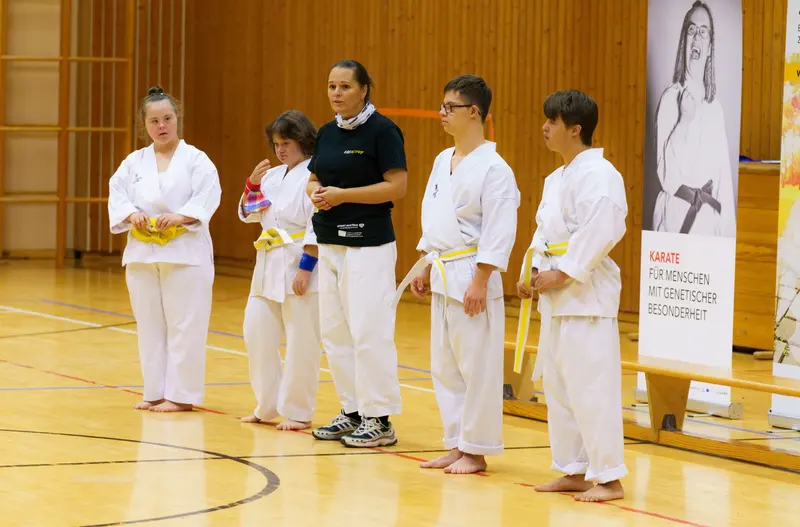 Zwei Personen trainieren Karate, jemand filmt mit dem Handy