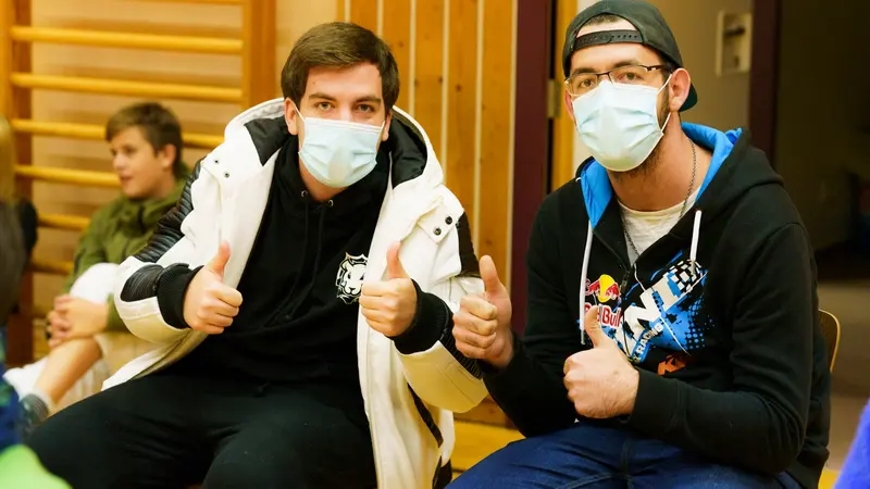 Zwei Kinder im Karategi stoßen die Fäuste zusammen