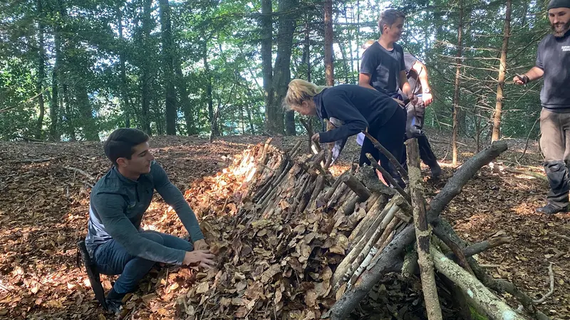 Zwei Personen gehen durch dichten Wald