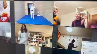 Bildschirm zeigt Kachelansicht von Teilnehmenden in Videokonferenz