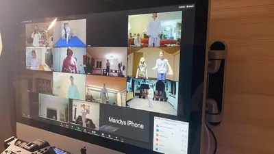 Bildschirm mit Kachelansicht mehrerer Teilnehmender in Videokonferenz