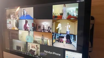 Bildschirm zeigt Kachelansicht von Trainierenden in Videokonferenz