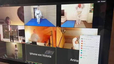 Bildschirm mit geteilter Ansicht von Trainierenden in Videokonferenz