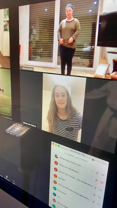 Bildschirm zeigt Person während eines Videotelefonats