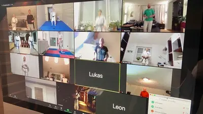 Bildschirm mit Kachelansicht mehrerer Teilnehmender in Videokonferenz