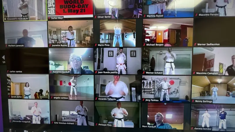 Bildschirm zeigt viele Teilnehmer einer Videokonferenz beim Training