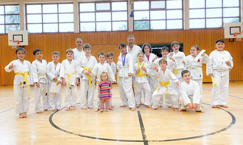 Große Gruppe von Kindern und Trainern in der Halle