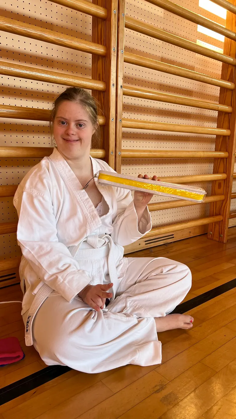 Person lächelt fröhlich in die Kamera