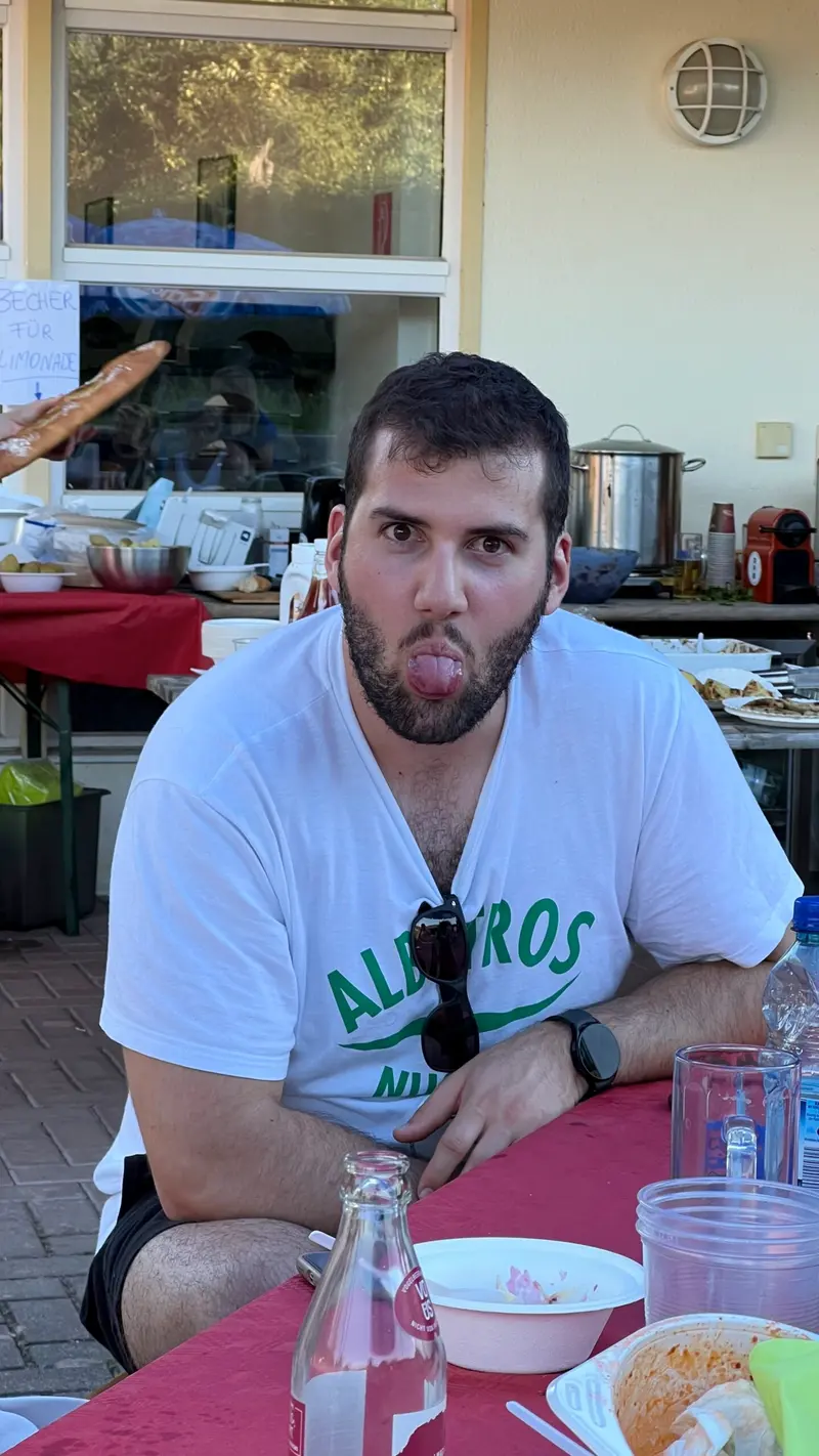 Person streckt grimassierend die Zunge heraus, Nahaufnahme