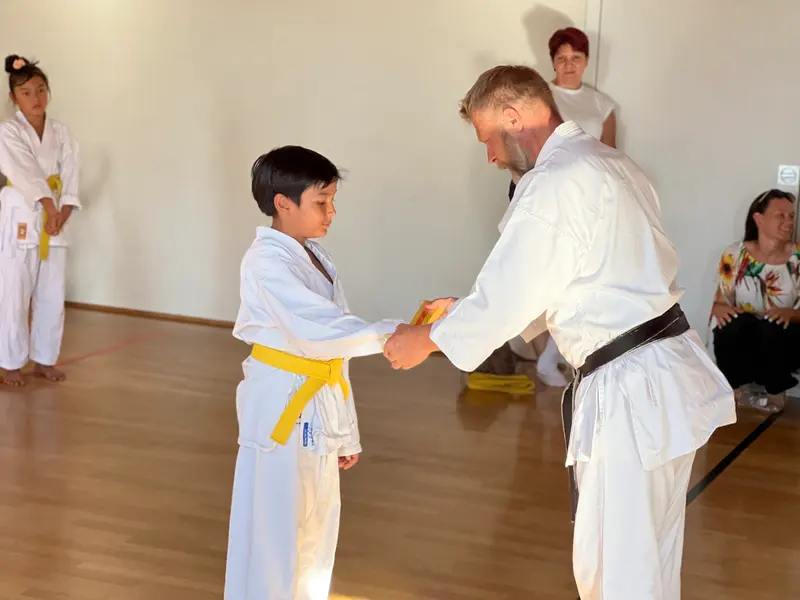 Kind schüttelt Prüfer die Hand