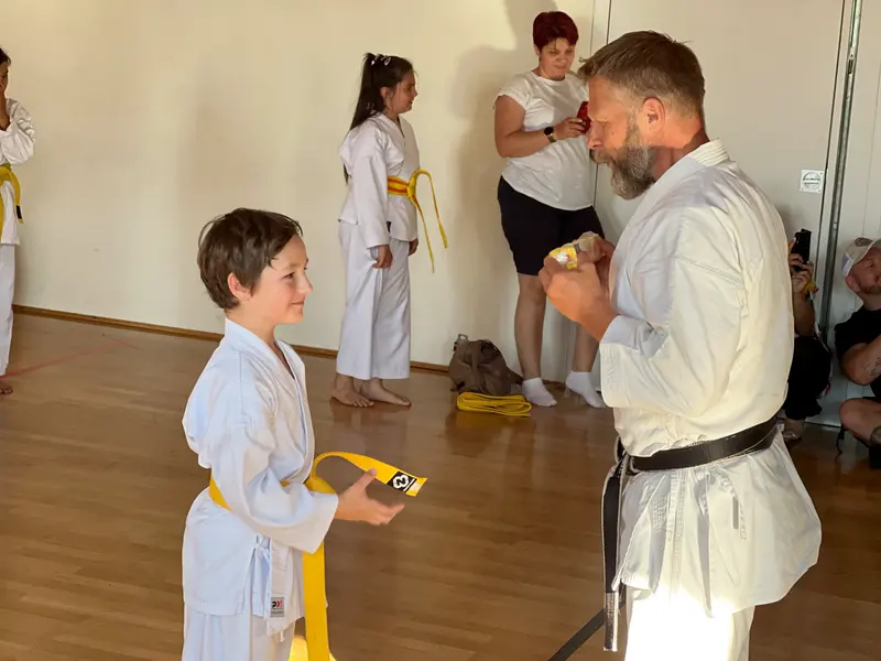 Kind und Prüfer beim Handschlag