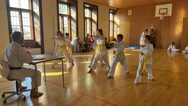 Kinder führen Kata vor, Prüfer sitzt am Tisch