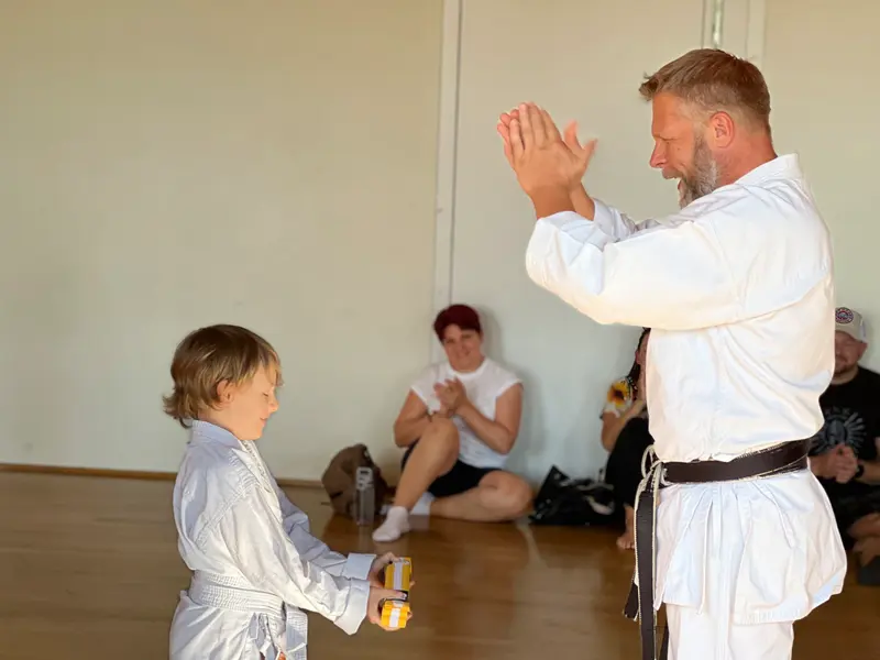 Kind gibt Prüfer ein High-Five