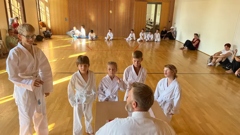 Gruppe Kinder steht im Kreis in der Halle