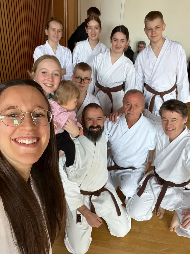 Gruppenselfie von Erwachsenen und Kindern in Karategi