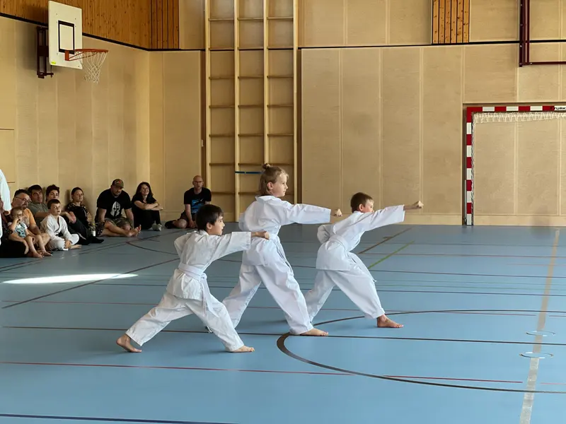 Zwei Kinder in Grundstellung mit ausgestrecktem Arm