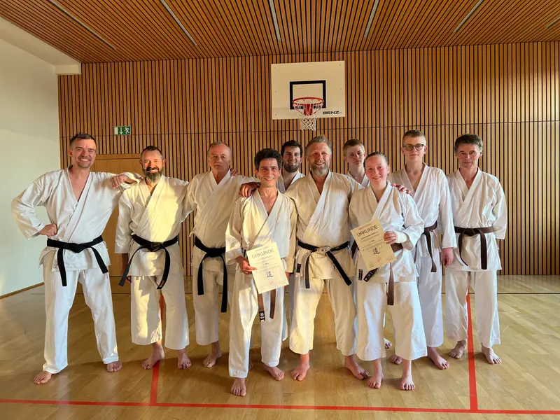 Zweites Gruppenfoto mit schwarzen Gürteln und Urkunden