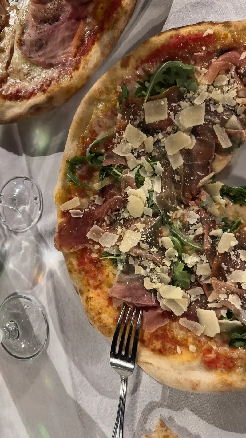 Nahaufnahme einer Pizza mit Käse und Schinken