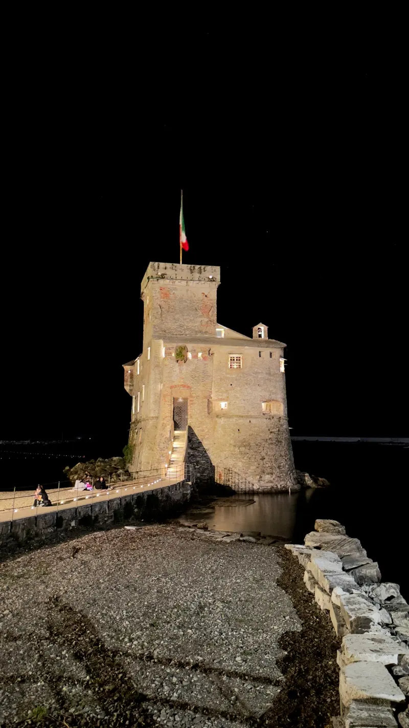 Beleuchteter Turm am Wasser bei Nacht