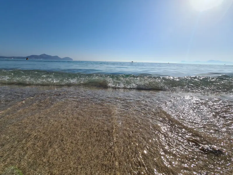 Wellen rollen an einen Sandstrand