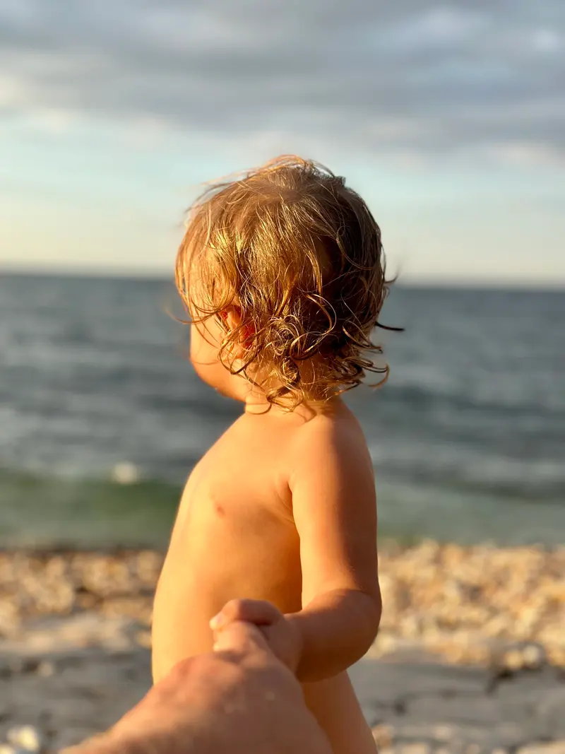 Kind blickt hinaus auf das Meer