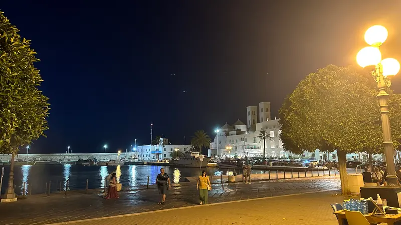 Beleuchtete Stadt am Wasser bei Nacht