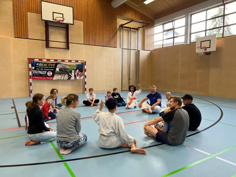 Weiter Blick in die Turnhalle mit mehreren Trainingsgruppen