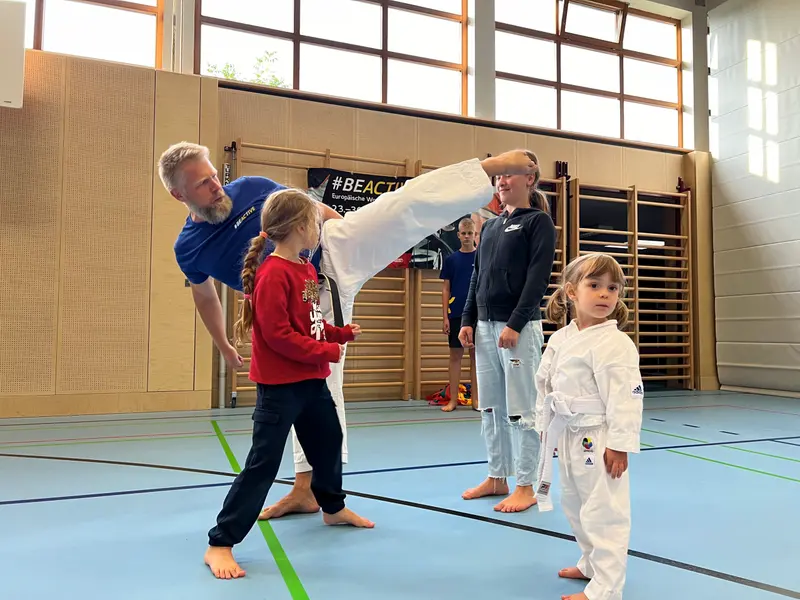 Trainer wirft Tuch nach Kindern beim Spiel in der Halle