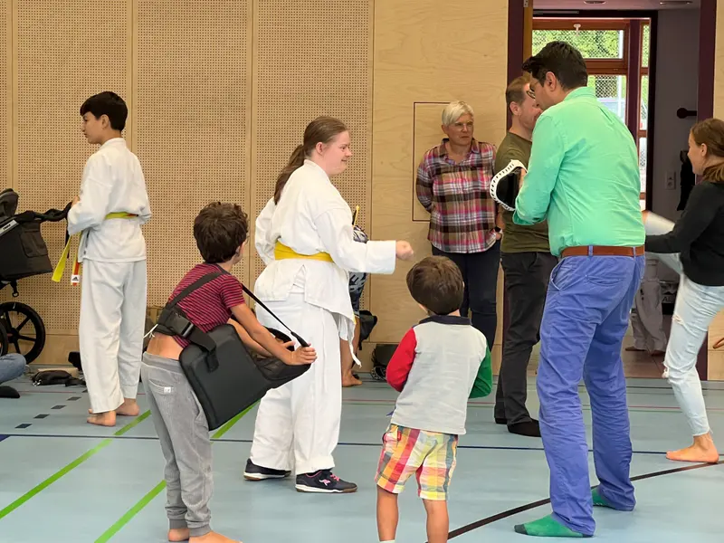Gruppe unterhält sich am Hallenrand nach dem Training