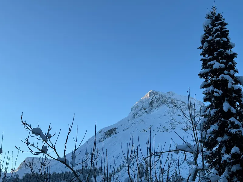 Schneebedeckte Berggipfel unter blauem Himmel