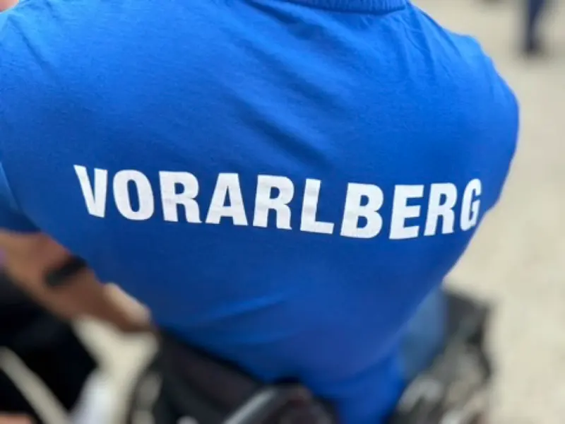 Person von hinten mit Shirt mit Aufschrift Vorarlberg