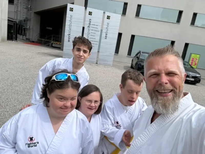 Gruppe macht ein Selfie in Karategis im Freien