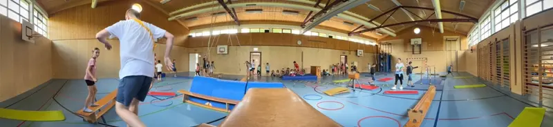 Blick durch die Turnhalle mit Kindern im Hintergrund